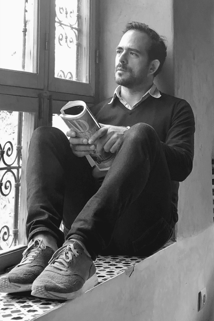 Las montañas y el jardín entran por la cocina a esta casa en la calera