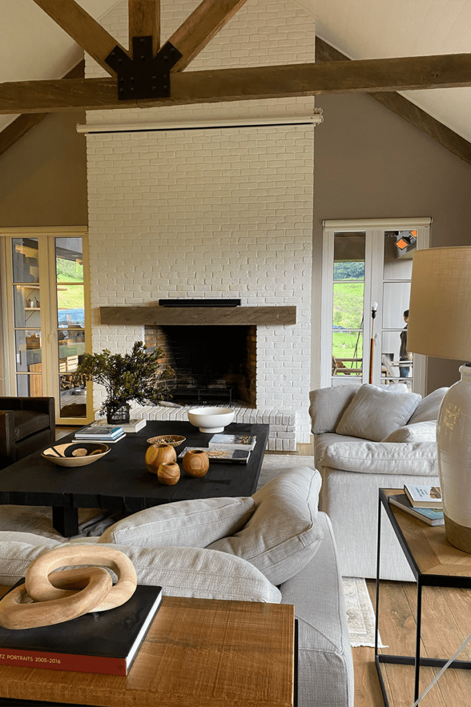 Las montañas y el jardín entran por la cocina a esta casa en la calera