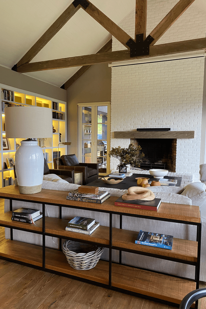 Las montañas y el jardín entran por la cocina a esta casa en la calera