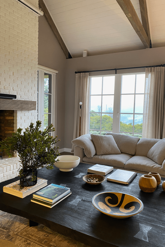 Las montañas y el jardín entran por la cocina a esta casa en la calera