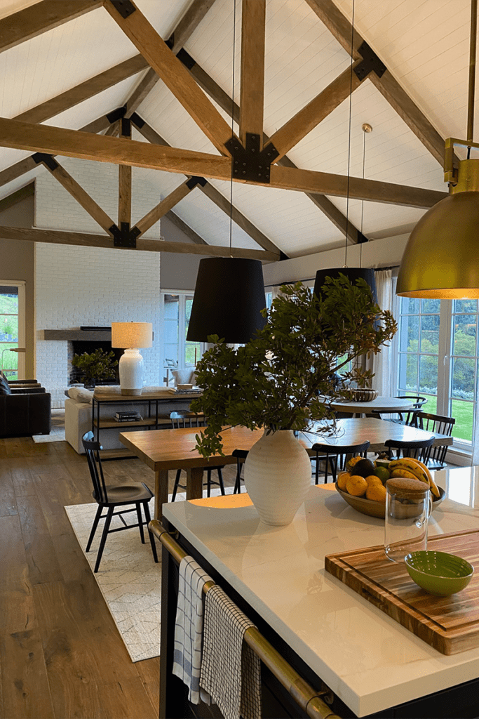Las montañas y el jardín entran por la cocina a esta casa en la calera
