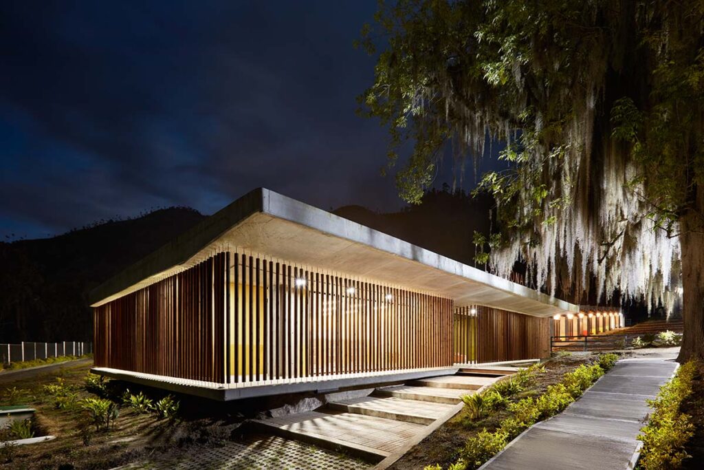 Este es el colegio de crepes & waffles con una arquitectura para la comunidad