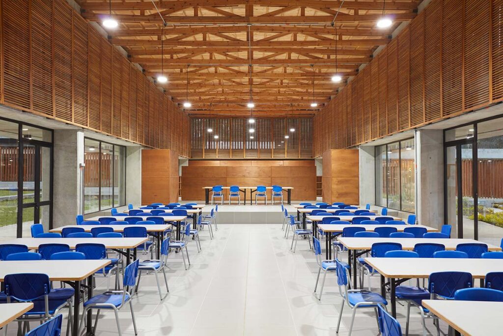 Este es el colegio de crepes & waffles con una arquitectura para la comunidad