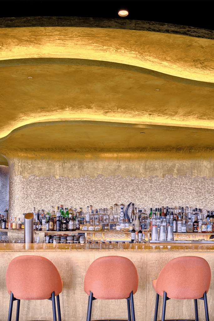 El diseño curvo de este del bar deslumbra en el espacio