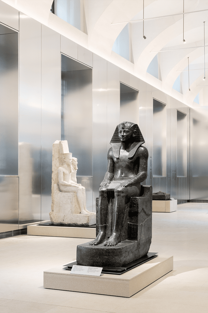 Visitar la arquitectura del museo egizio en italia es como viajar a un antiguo templo 