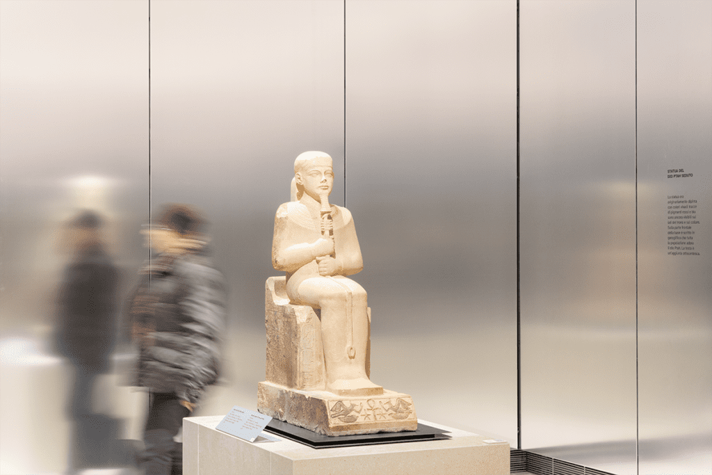 Visitar la arquitectura del museo egizio en italia es como viajar a un antiguo templo 