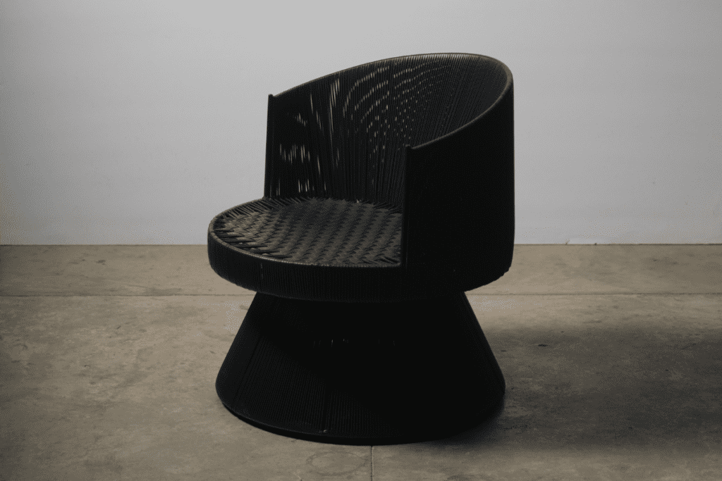 Piezas artesanales de apariencia monolítica componen ígneo, la nueva línea de la firma tucurinca. Están hechas a mano.