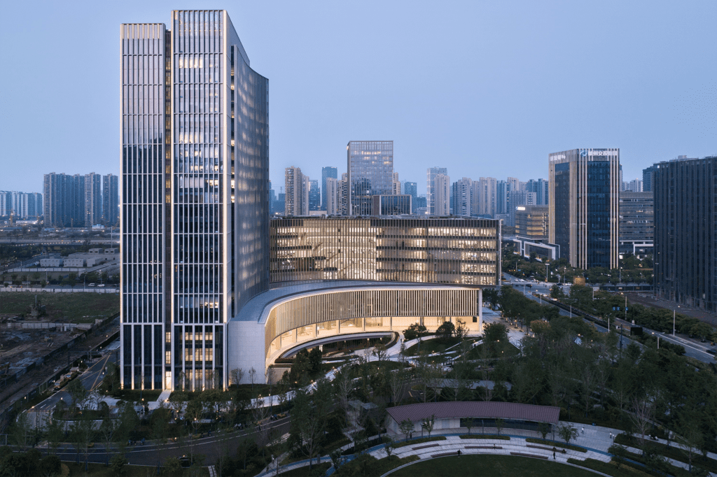 El vidrio es la estrella indiscutible de esta fachada abstracta en china