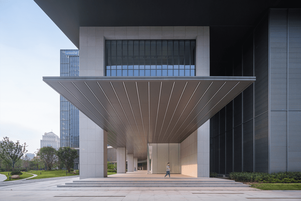 El vidrio es la estrella indiscutible de esta fachada abstracta en china