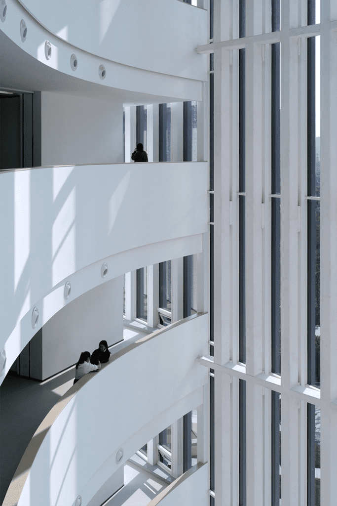 Arquitectura edificio en vidrio