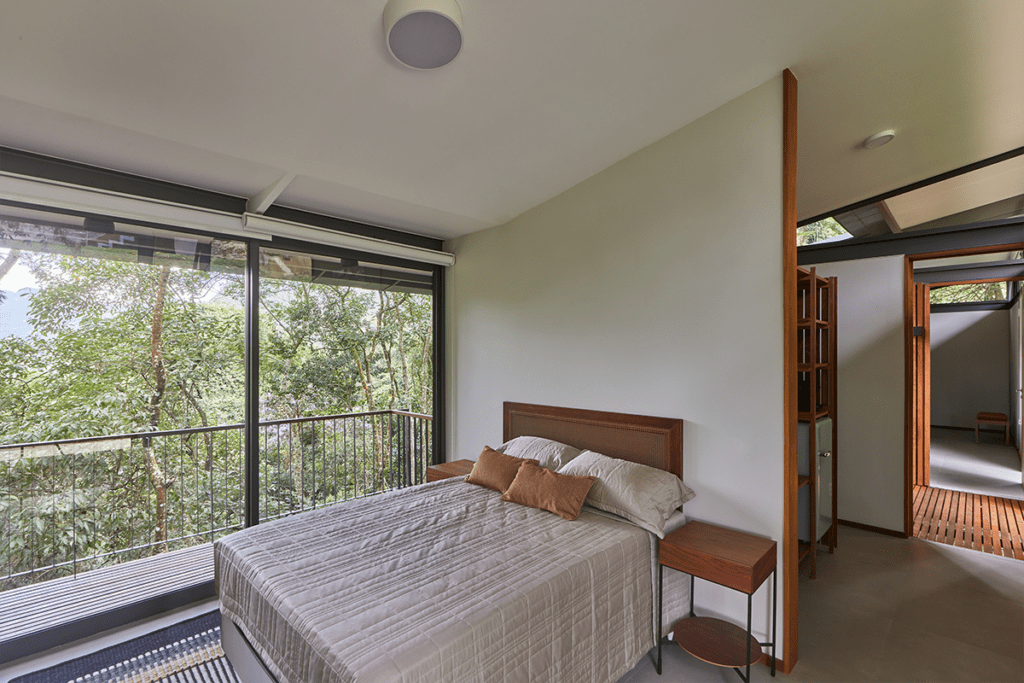 Un pabellón en brasil que flota entre los árboles