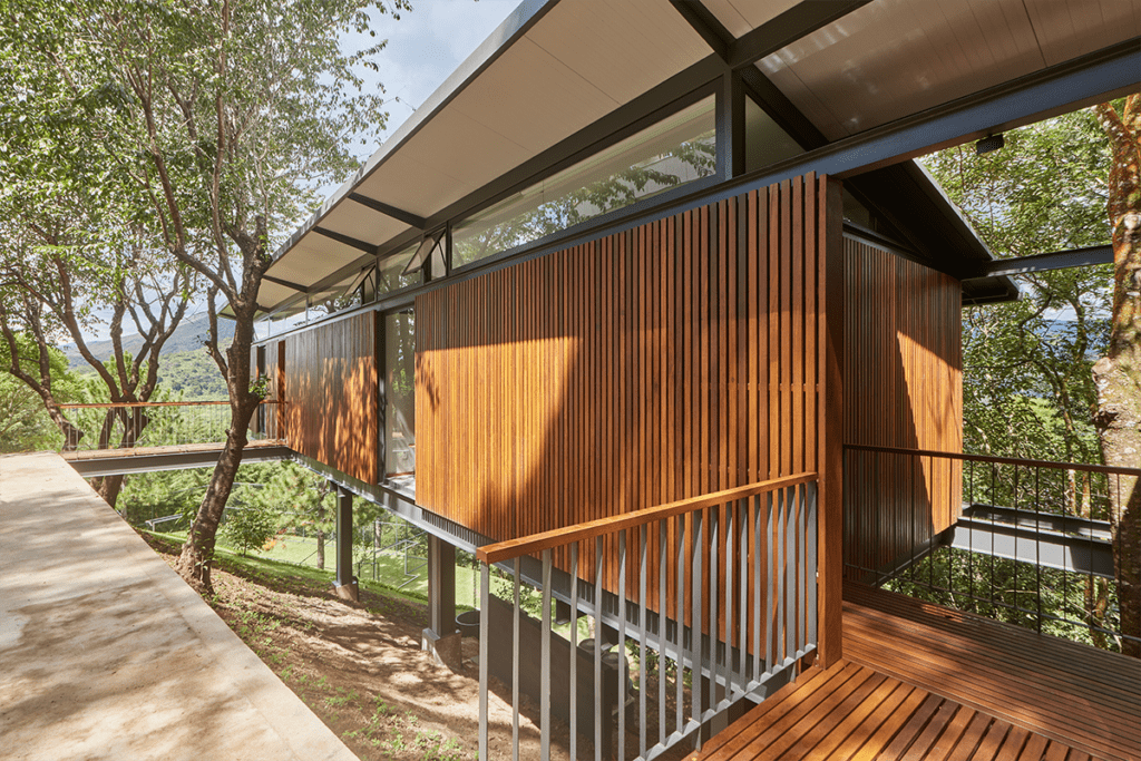 Un pabellón en brasil que flota entre los árboles