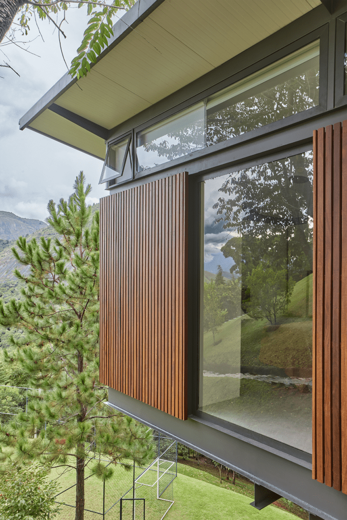 Un pabellón en brasil que flota entre los árboles