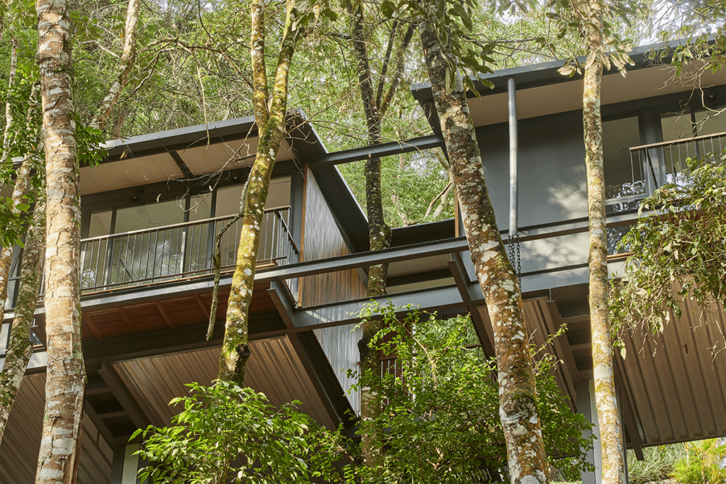 Un pabellón en brasil que flota entre los árboles