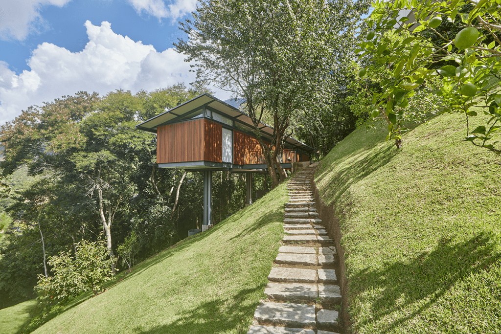 Un pabellón en brasil que flota entre los árboles