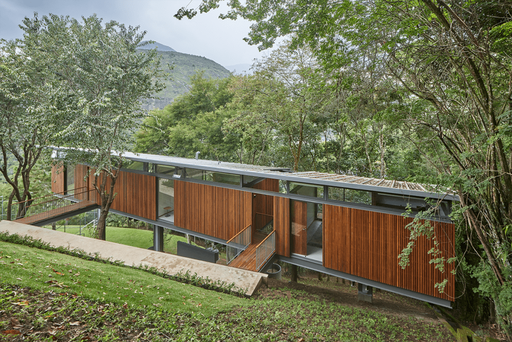 Un pabellón en brasil que flota entre los árboles