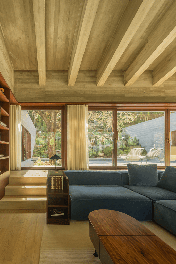 Una vivienda en portugal que dialoga con la topografía