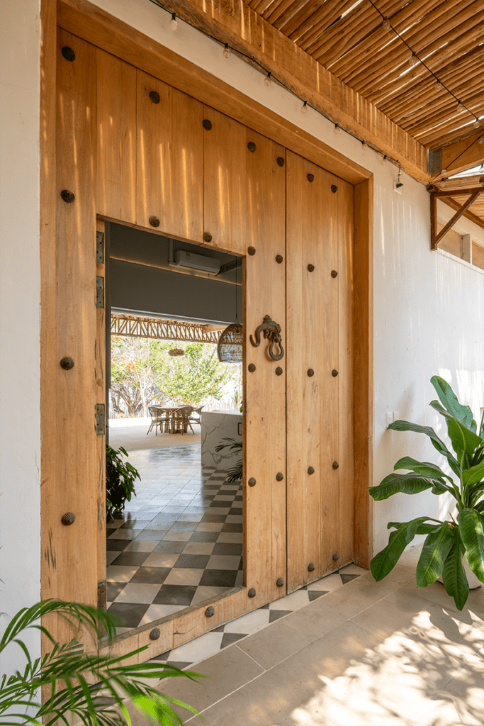 Esta casa se comunica con el mar por su estética, sus materiales y sus vistas