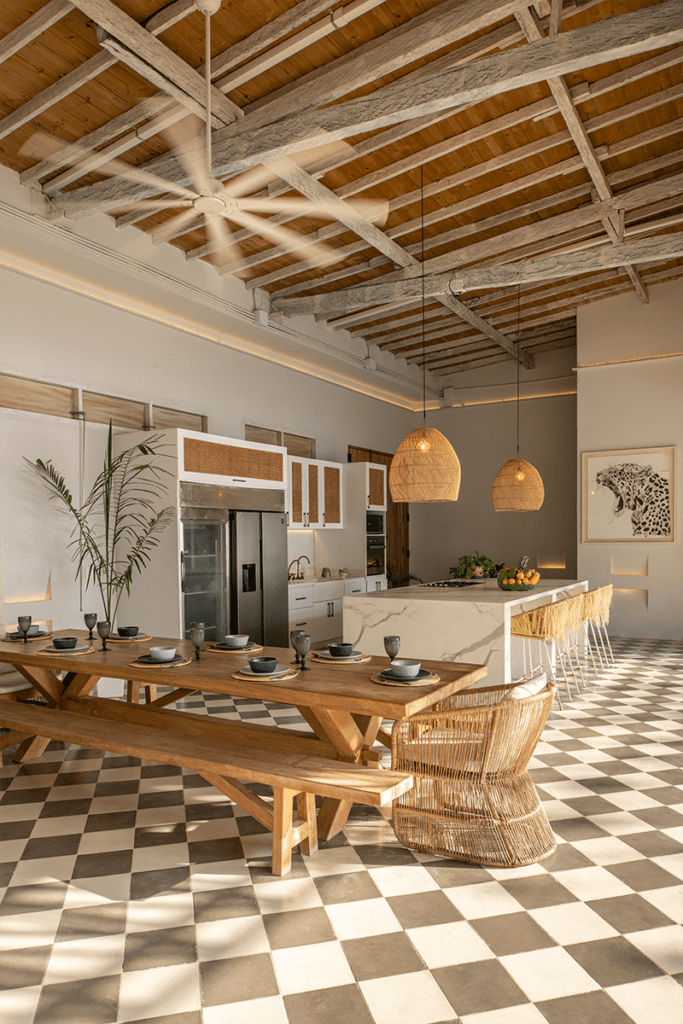 Esta casa se comunica con el mar por su estética, sus materiales y sus vistas