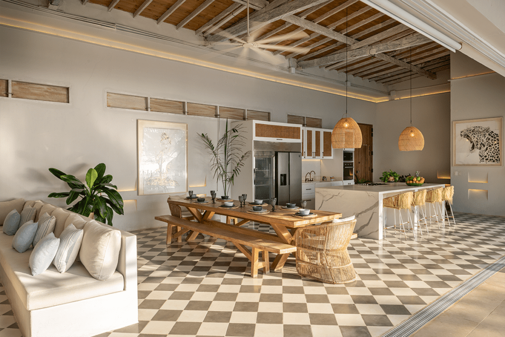 Esta casa se comunica con el mar por su estética, sus materiales y sus vistas