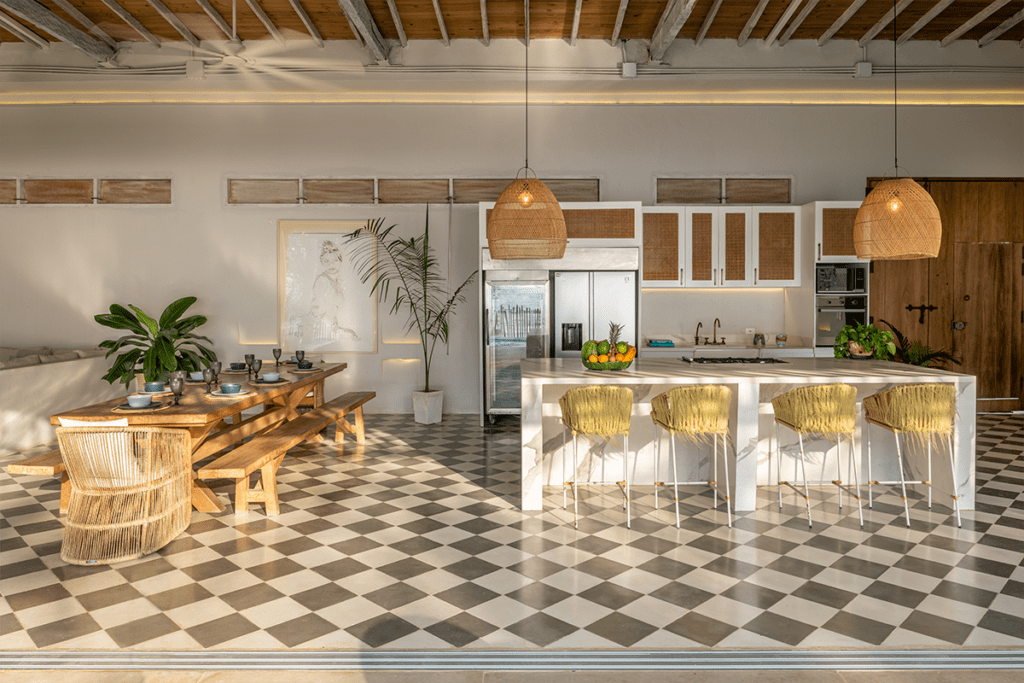 Esta casa se comunica con el mar por su estética, sus materiales y sus vistas