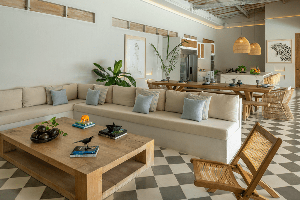 Esta casa se comunica con el mar por su estética, sus materiales y sus vistas