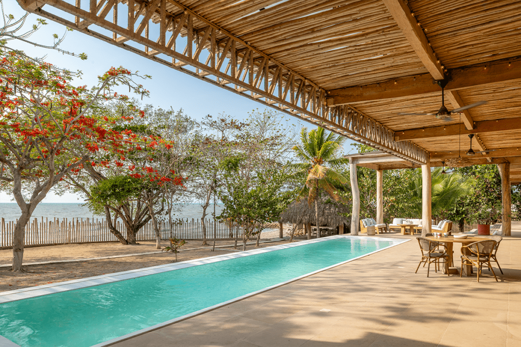 Esta casa se comunica con el mar por su estética, sus materiales y sus vistas