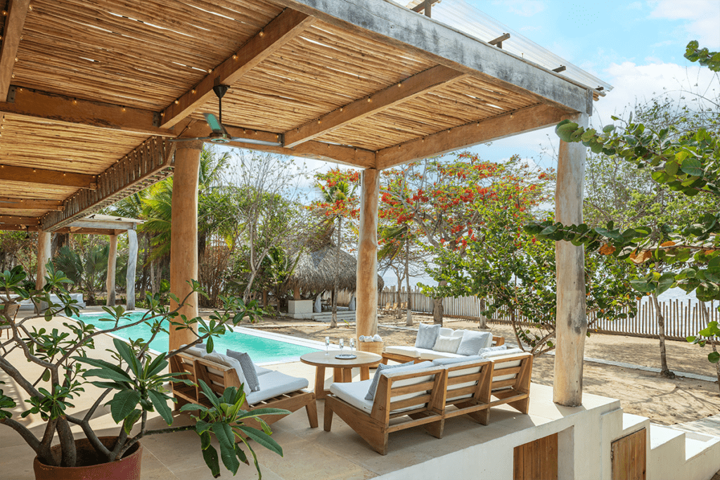 Esta casa se comunica con el mar por su estética, sus materiales y sus vistas
