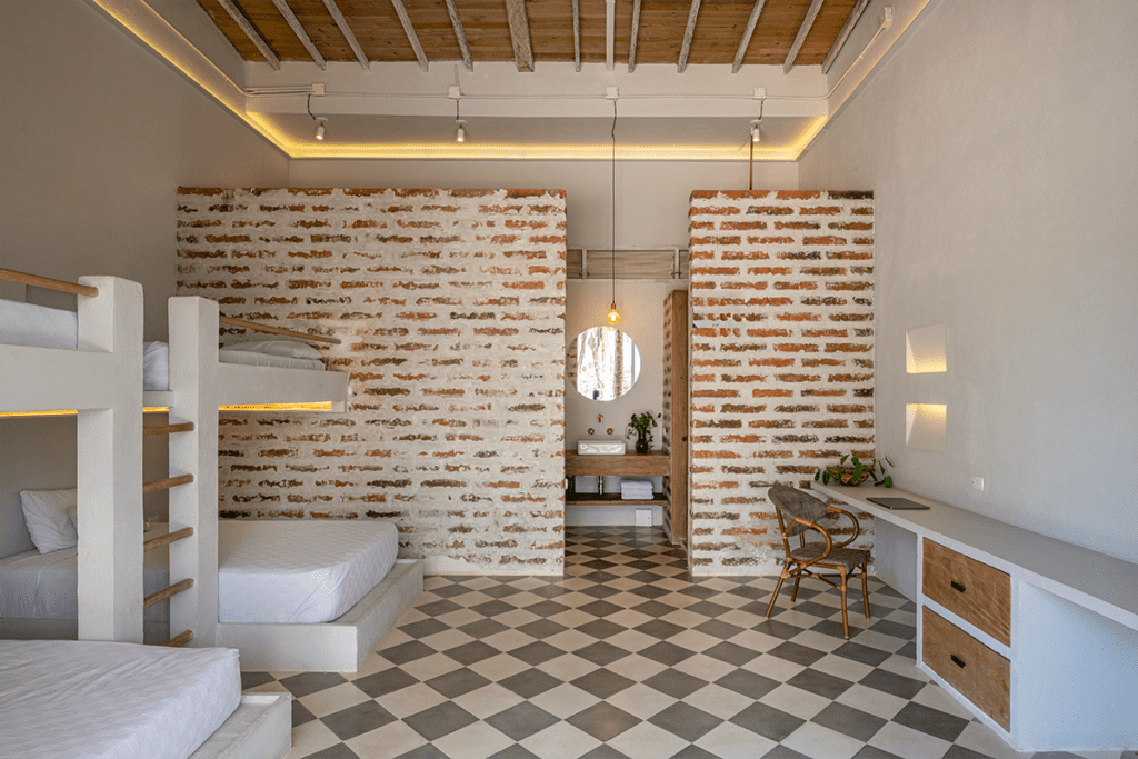 Esta casa se comunica con el mar por su estética, sus materiales y sus vistas