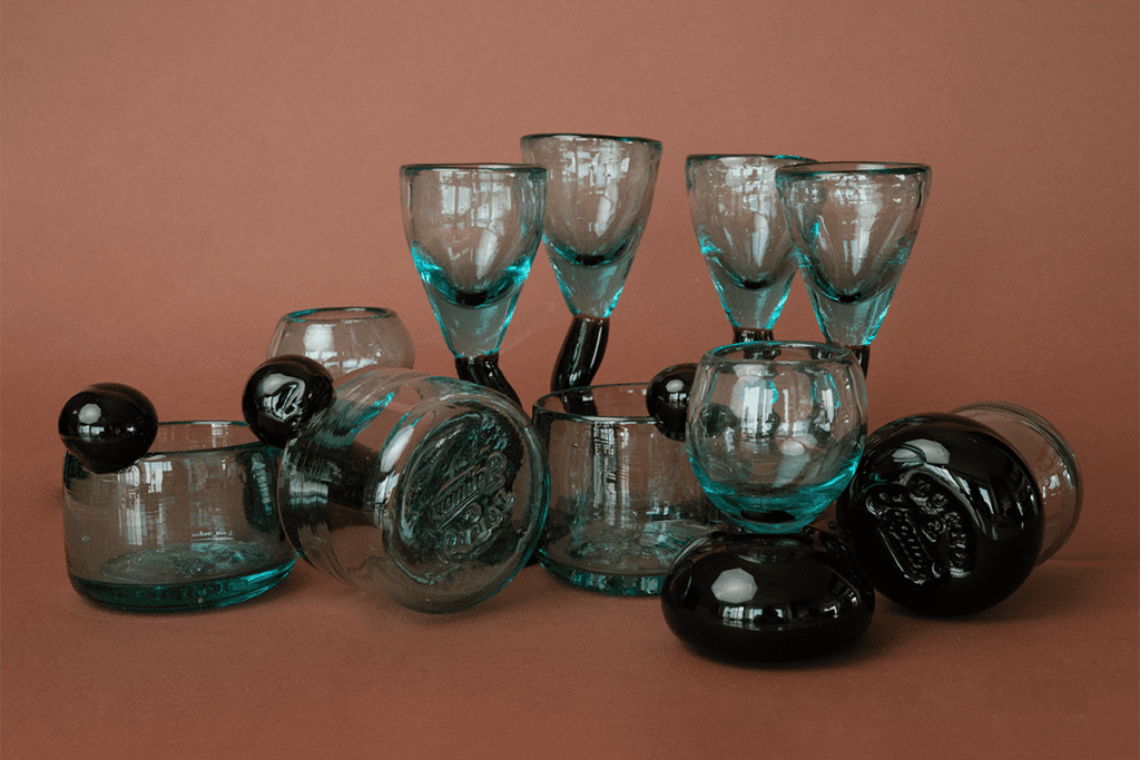 Piezas en vidrio colombianas que celebran la vida cotidiana