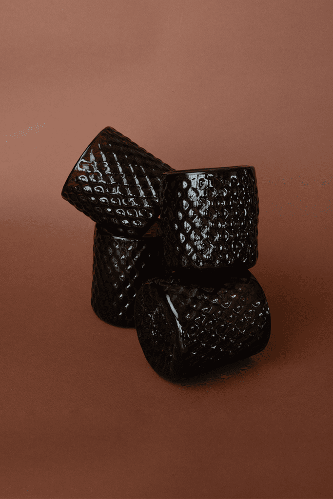 Piezas en vidrio colombianas que celebran la vida cotidiana