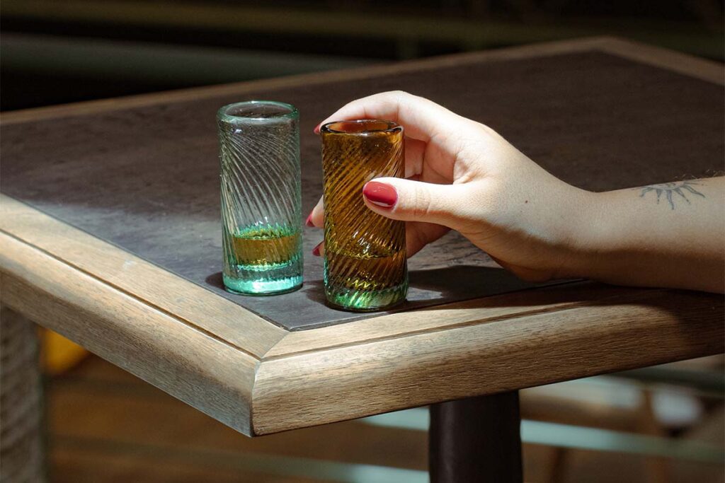 La magia del atardecer en piezas funcionales de vidrio reciclado