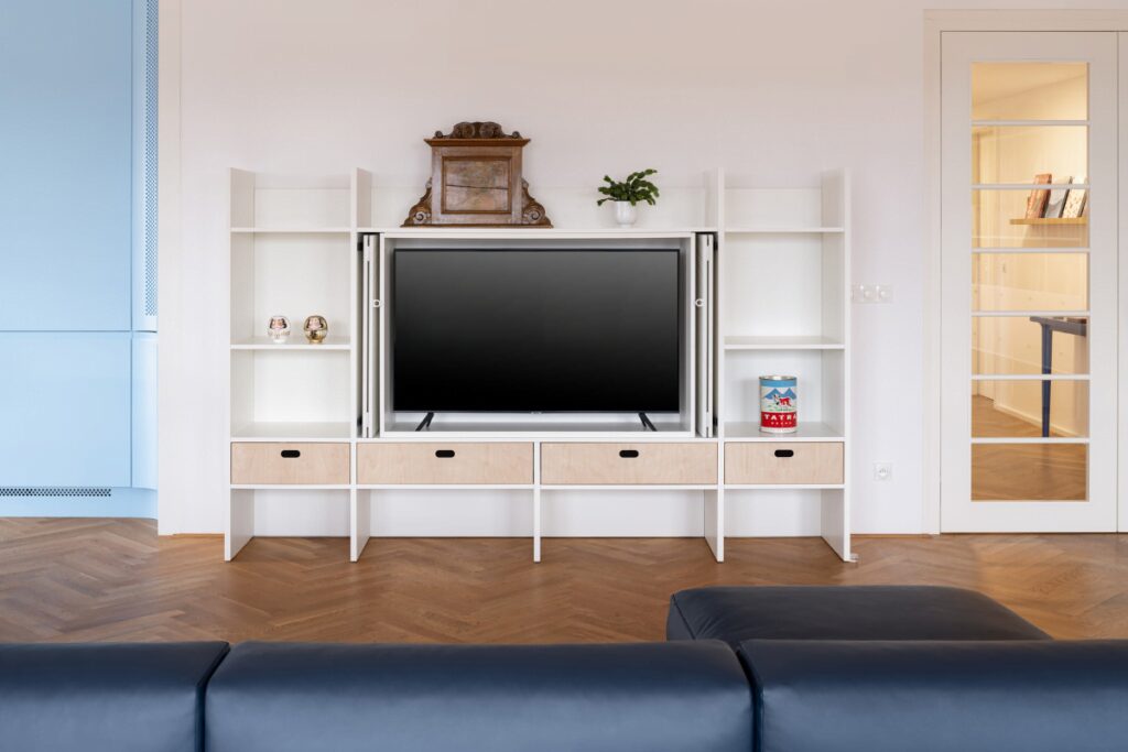 Práctico y cómodo: el apartamento en praga que lo aprovecha todo