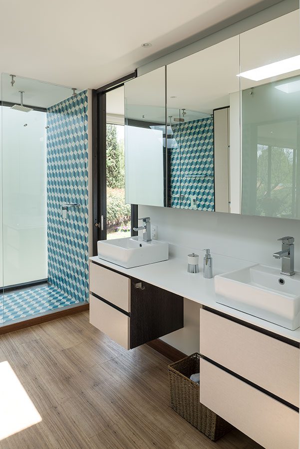 Conozca la casa en la sabana de bogotá de reminiscencia modernista