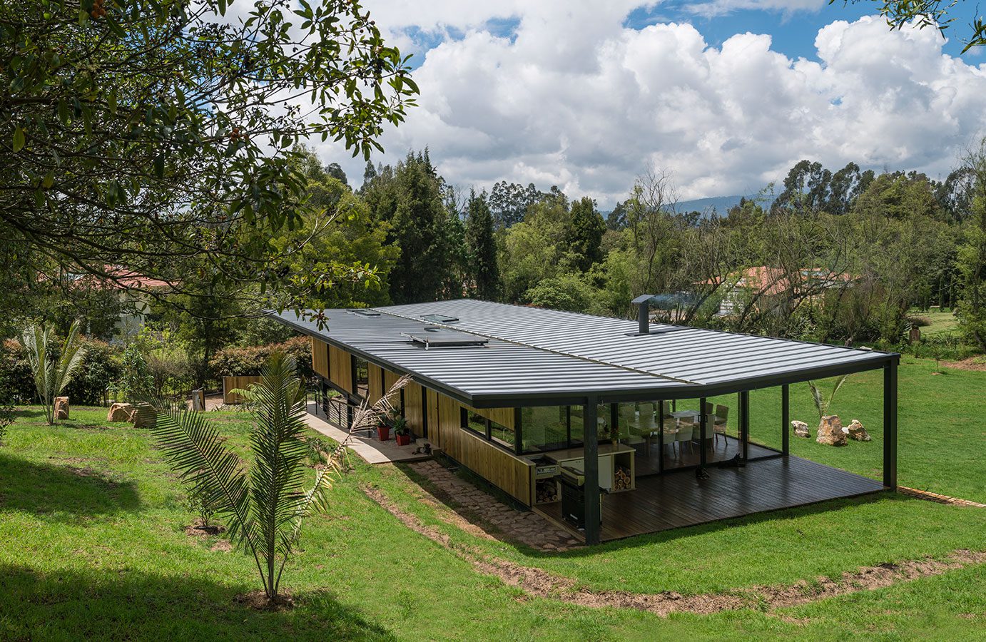 Conozca la casa en la sabana de bogotá de reminiscencia modernista