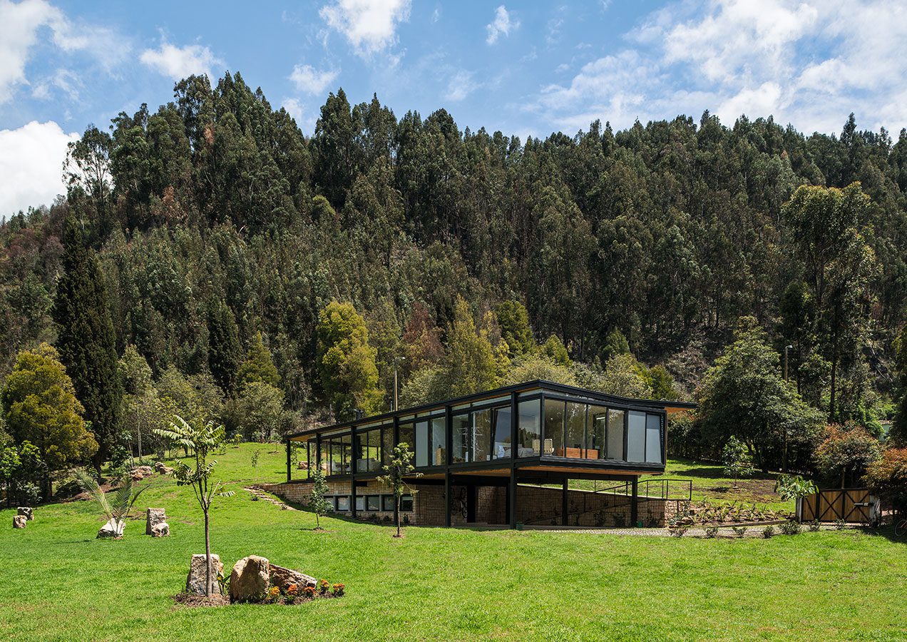 Conozca la casa en la sabana de bogotá de reminiscencia modernista
