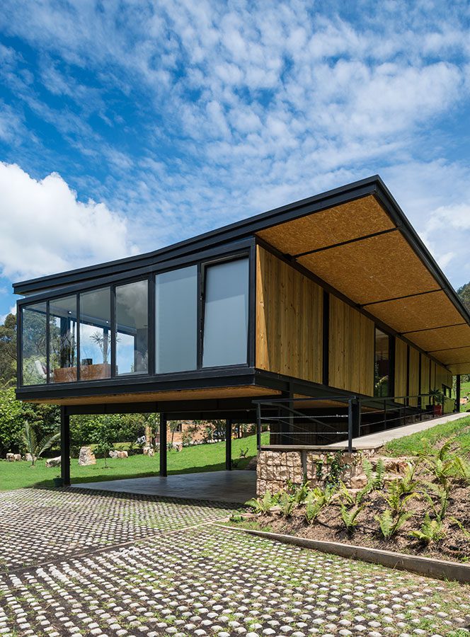 Conozca la casa en la sabana de bogotá de reminiscencia modernista