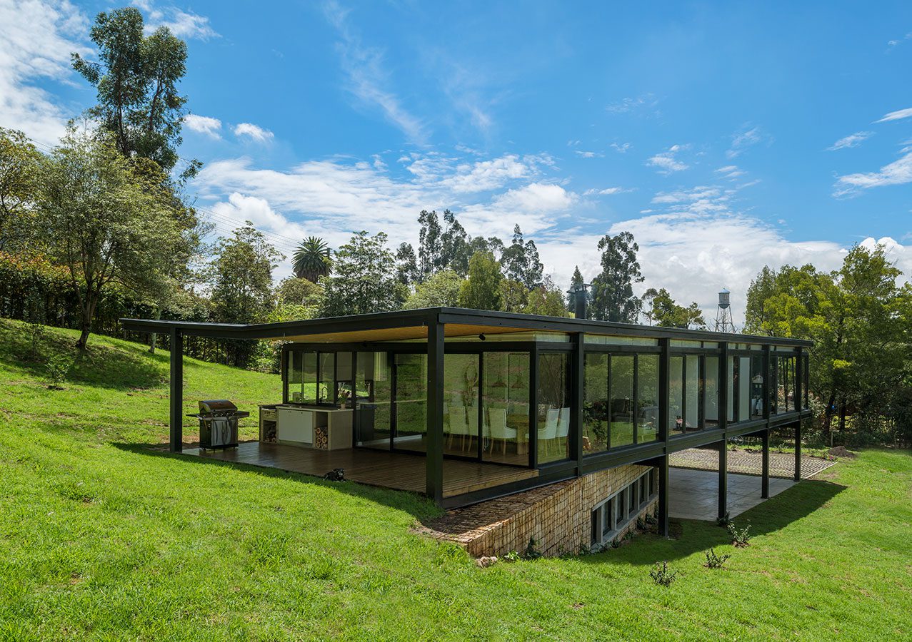 Conozca la casa en la sabana de bogotá de reminiscencia modernista