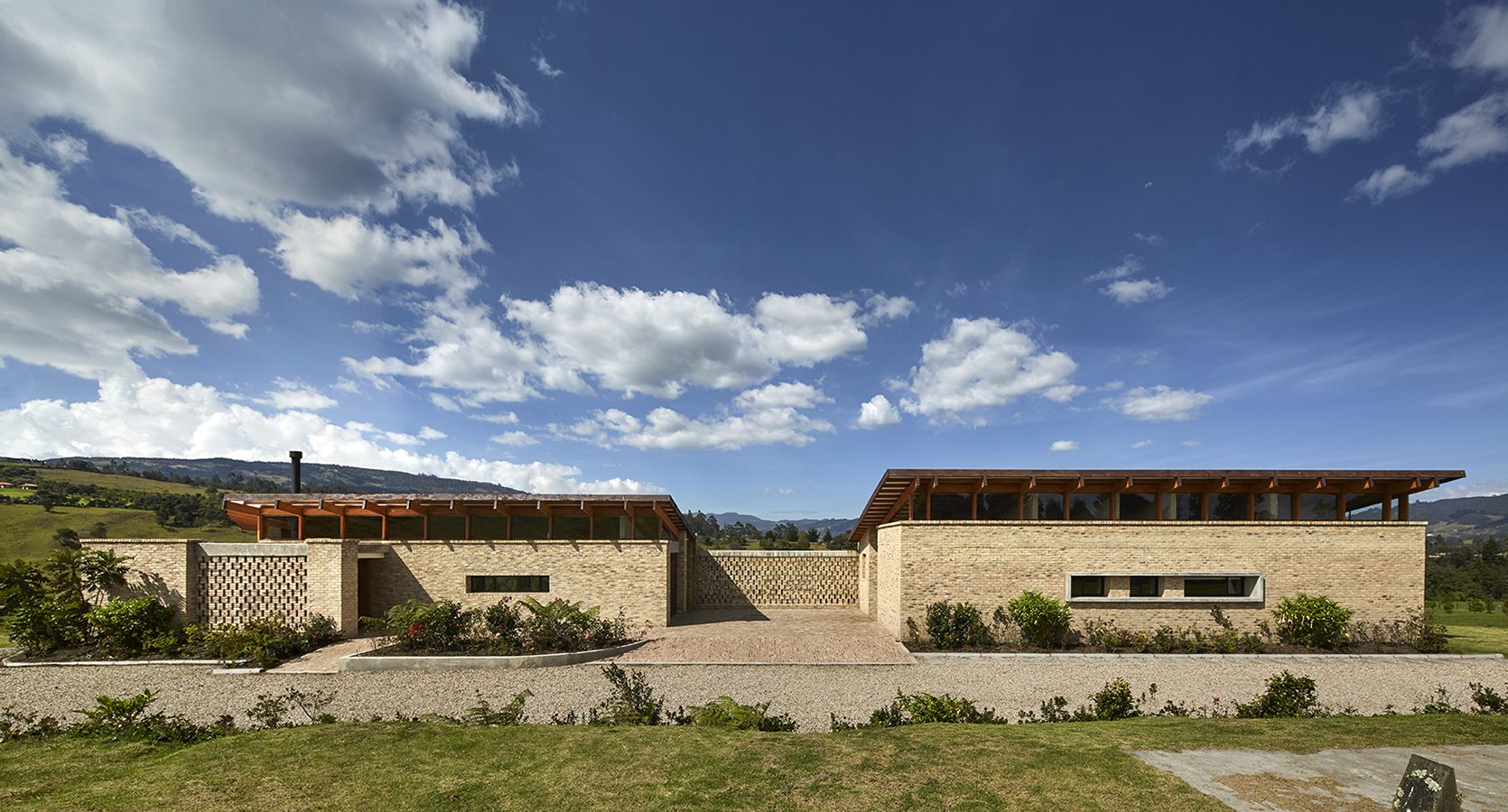 Una casa en subachoque que se mimetiza con el paisaje y la arquitectura colonial de la región Una casa en subachoque que se mimetiza con el paisaje y la arquitectura colonial de la región