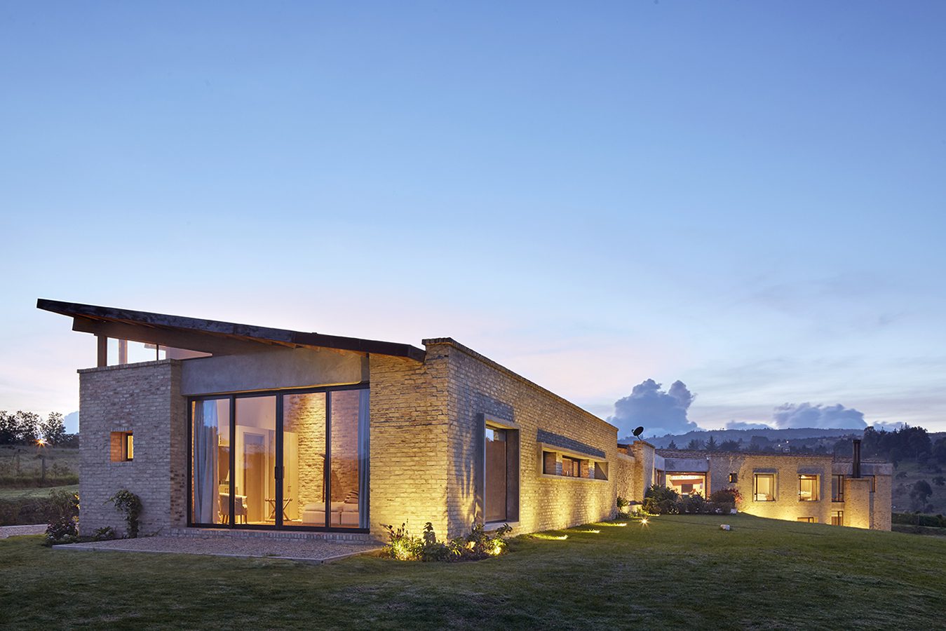 Una casa en subachoque que se mimetiza con el paisaje y la arquitectura colonial de la región Una casa en subachoque que se mimetiza con el paisaje y la arquitectura colonial de la región