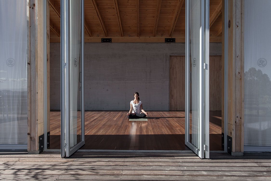 Arquitectura austera y sencilla en este estudio de yoga en subachoque, cundinamarca Arquitectura-revista-axxis-colombia-2