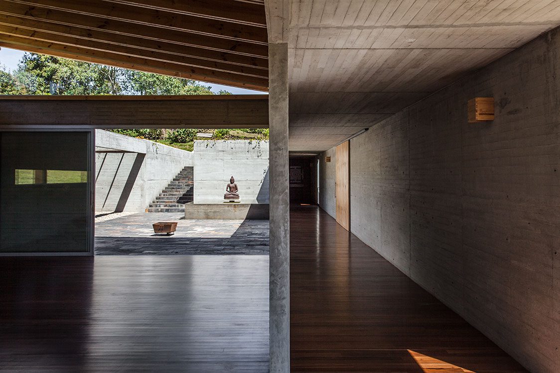 Arquitectura austera y sencilla en este estudio de yoga en subachoque, cundinamarca Arquitectura-revista-axxis-colombia-7