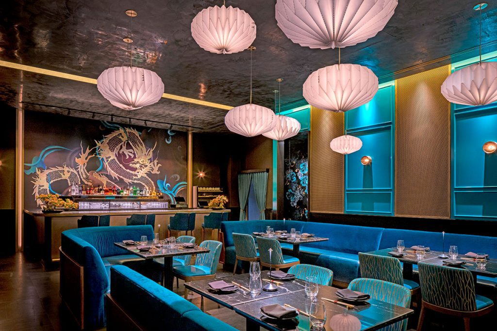 Lujo y teatralidad en el nuevo restaurante de bad bunny en miami