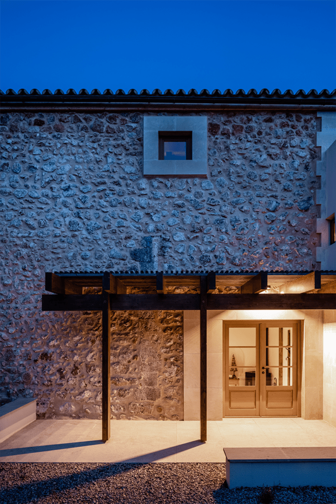 De granja a epicentro cultural: una casa renovada en el corazón de mallorca