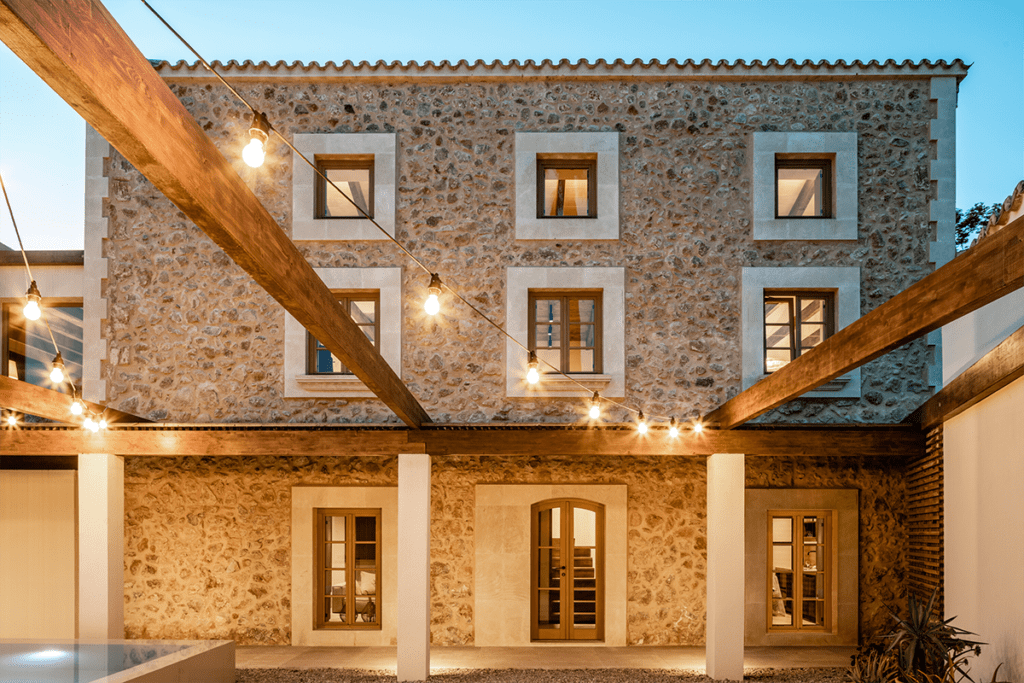 De granja a epicentro cultural: una casa renovada en el corazón de mallorca