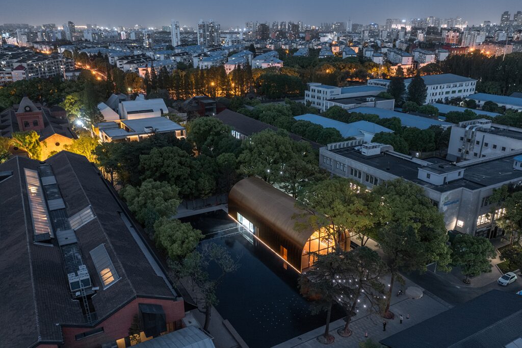 Una bóveda funcional y escultórica: su diseño parece ser el casco de un barco