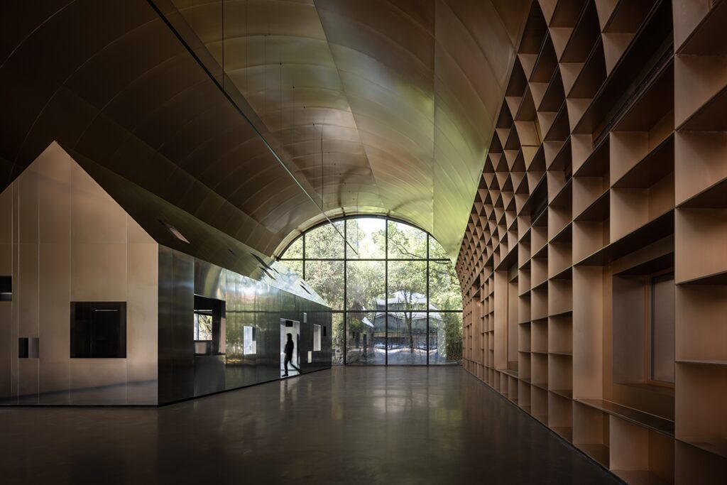 Una bóveda funcional y escultórica: su diseño parece ser el casco de un barco