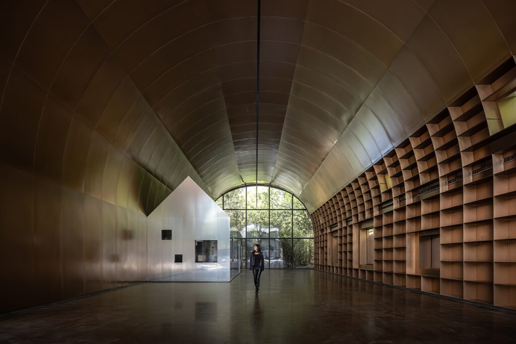 Una bóveda funcional y escultórica en china, su diseñado parece ser el casco de un barco