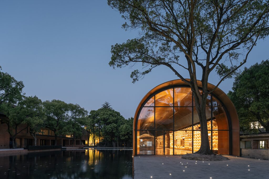 Una bóveda funcional y escultórica: su diseño parece ser el casco de un barco