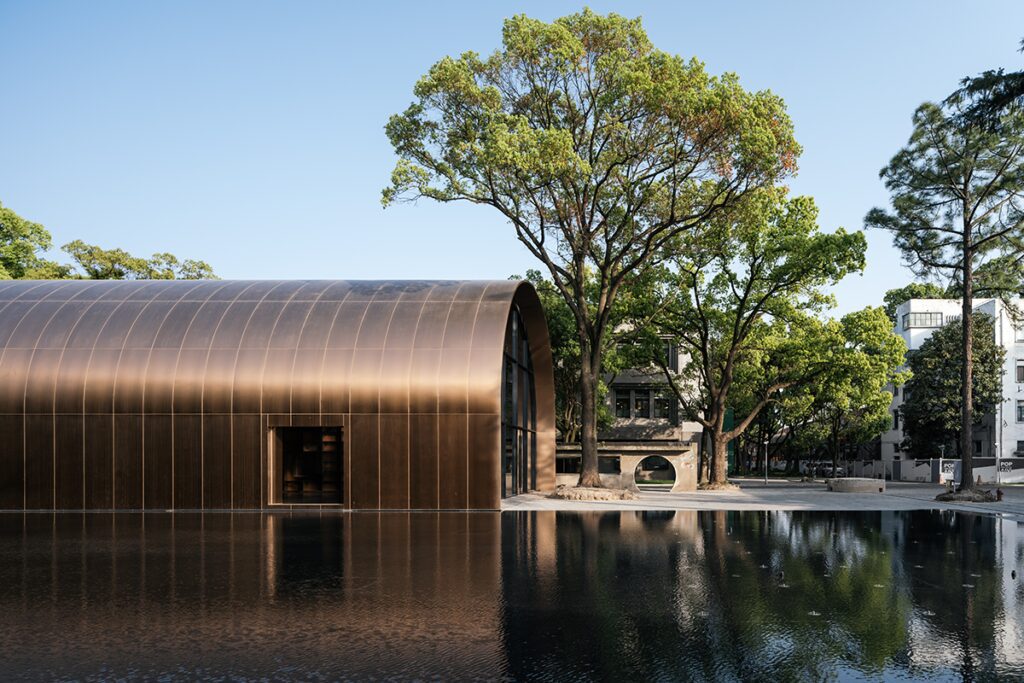 Una bóveda funcional y escultórica: su diseño parece ser el casco de un barco